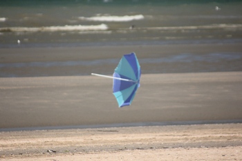 flying umbrella in De Panne